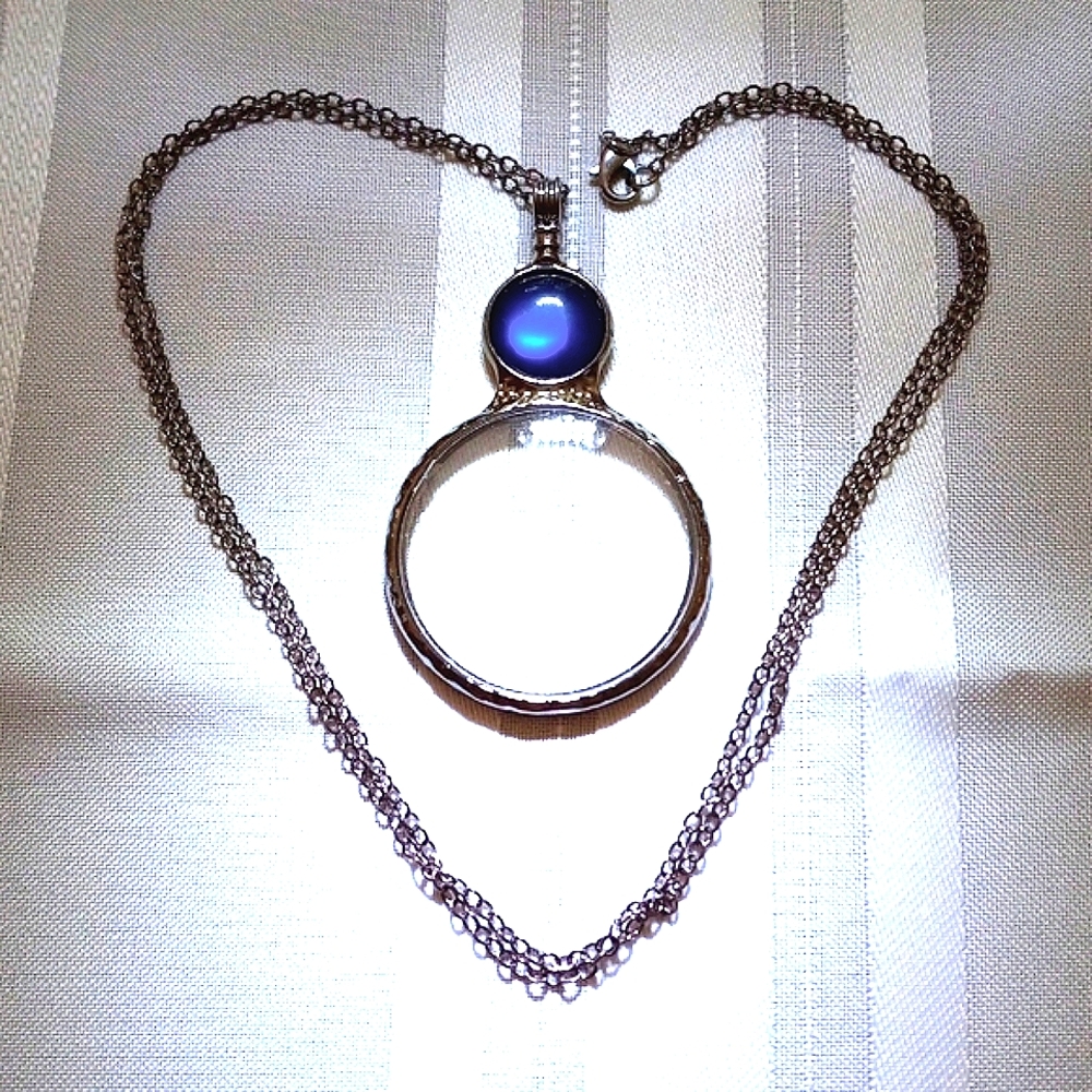 🔍 Sweet Magnifying Glass Necklace with Blue Thumb hold in Gunmetal Framewk 🔎